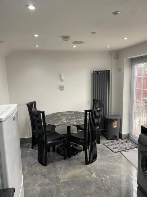Villa 2 Bed House Sleeps 4-5 à Liverpool Extérieur photo