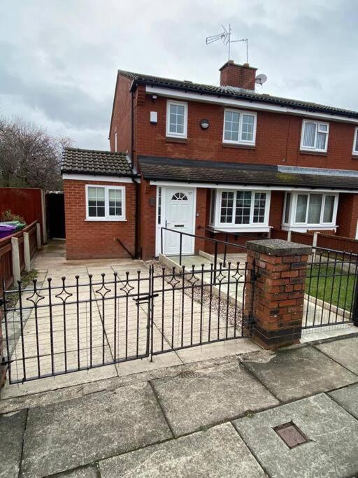 Villa 2 Bed House Sleeps 4-5 à Liverpool Extérieur photo