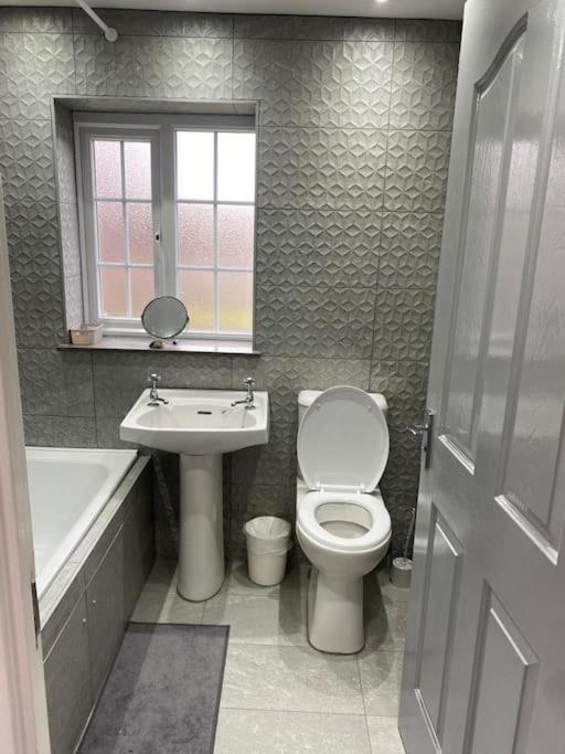 Villa 2 Bed House Sleeps 4-5 à Liverpool Extérieur photo