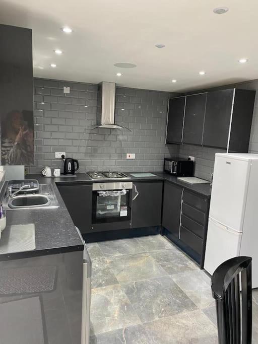 Villa 2 Bed House Sleeps 4-5 à Liverpool Extérieur photo